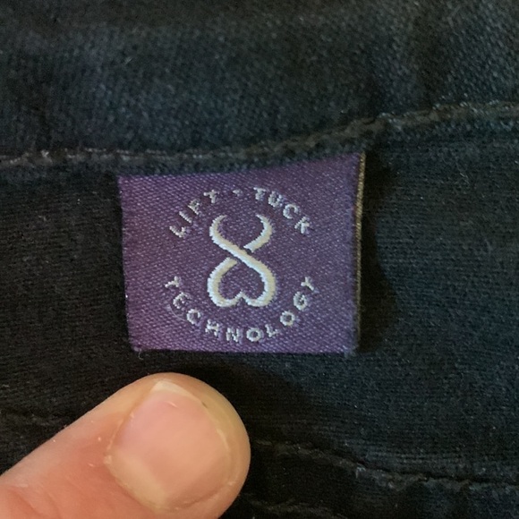 NYDJ black jeans with rhinestone detail on back pocket size 6P - Picture 4 of 10